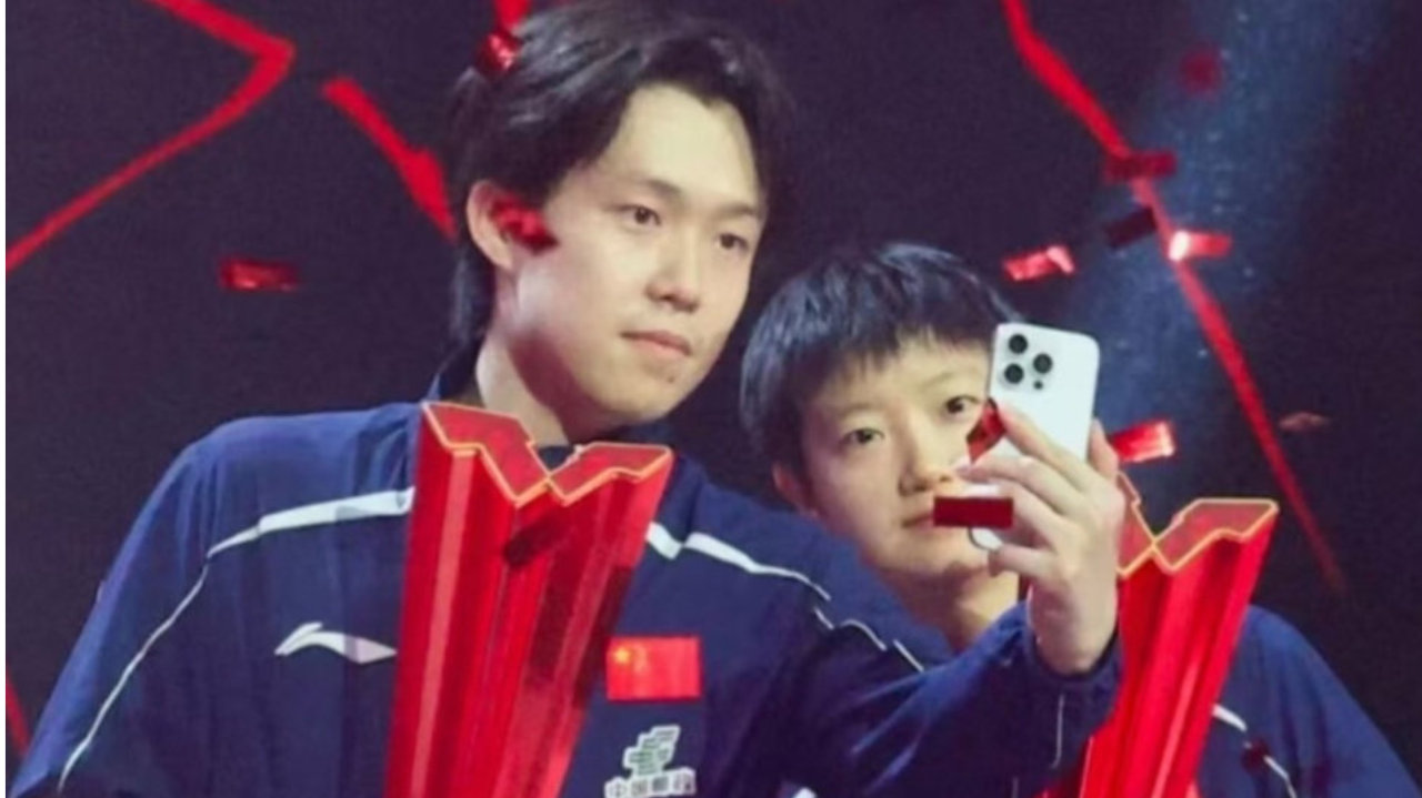 4-0、4-2夺2冠，王楚钦、孙颖莎合影亮了！张本智和、张本美和又哭了