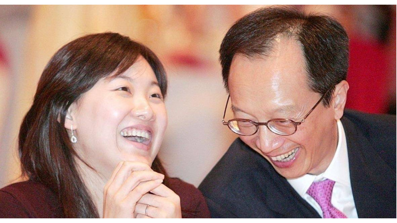 恩爱23年抵不过现实！73岁梁锦松憔悴苍老，47岁伏明霞仍貌美如花