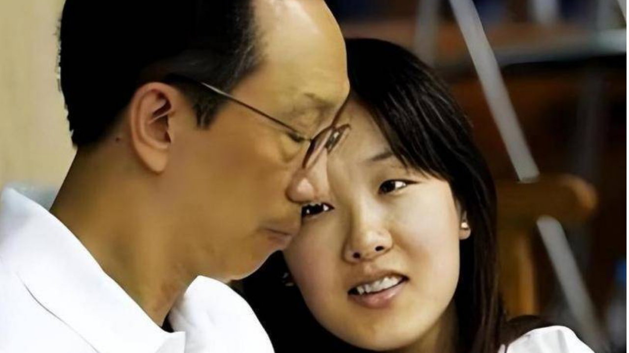 恩爱23载，“老少恋”的残酷真相，在伏明霞梁锦松身上展现得淋漓尽致