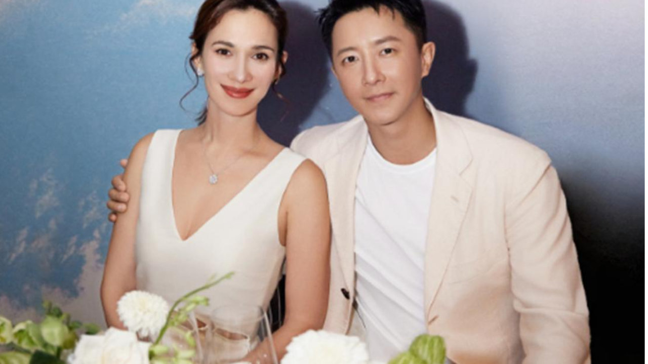 韩庚夫妇与友人聚餐，如今他素颜皮肤黑，眉毛浅淡