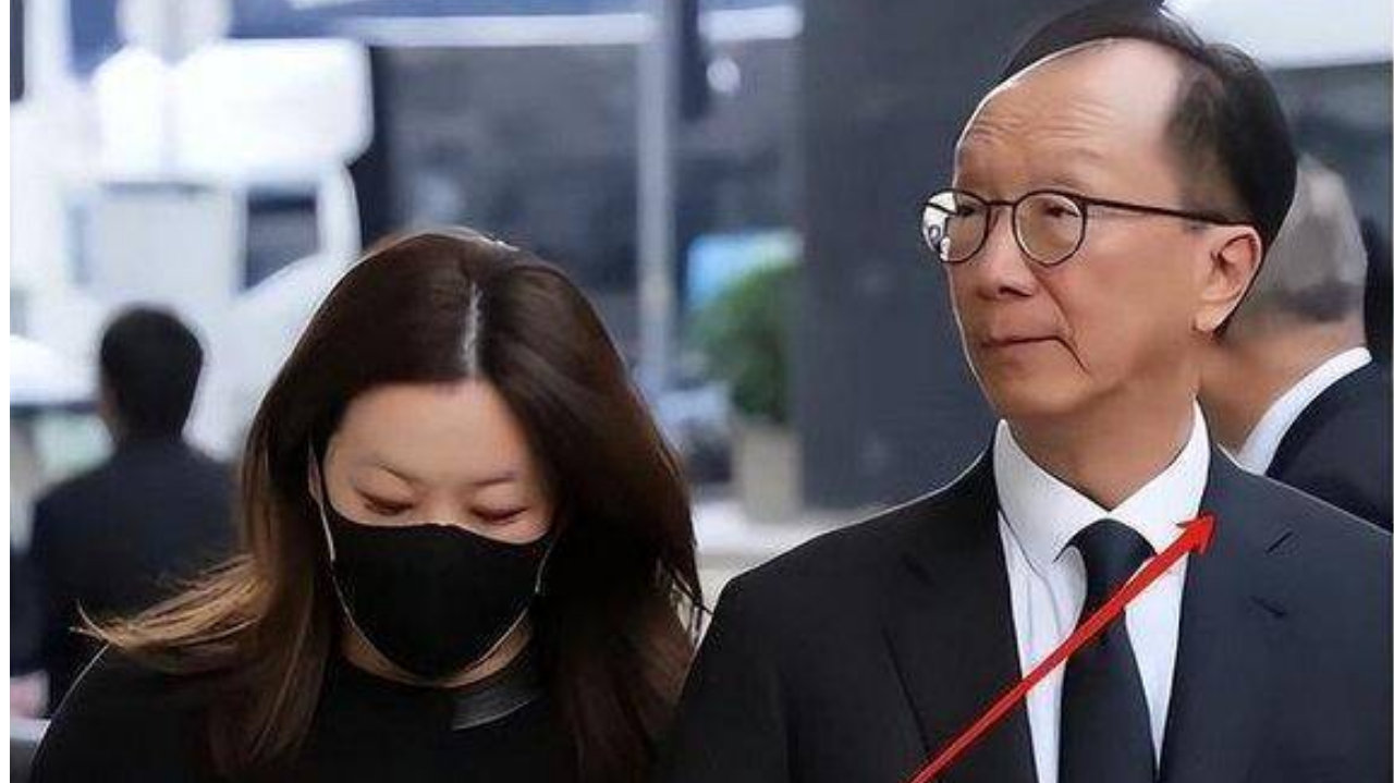 恩爱了整整23年，73岁梁锦松已年老色衰，47岁伏明霞仍嫩如少女