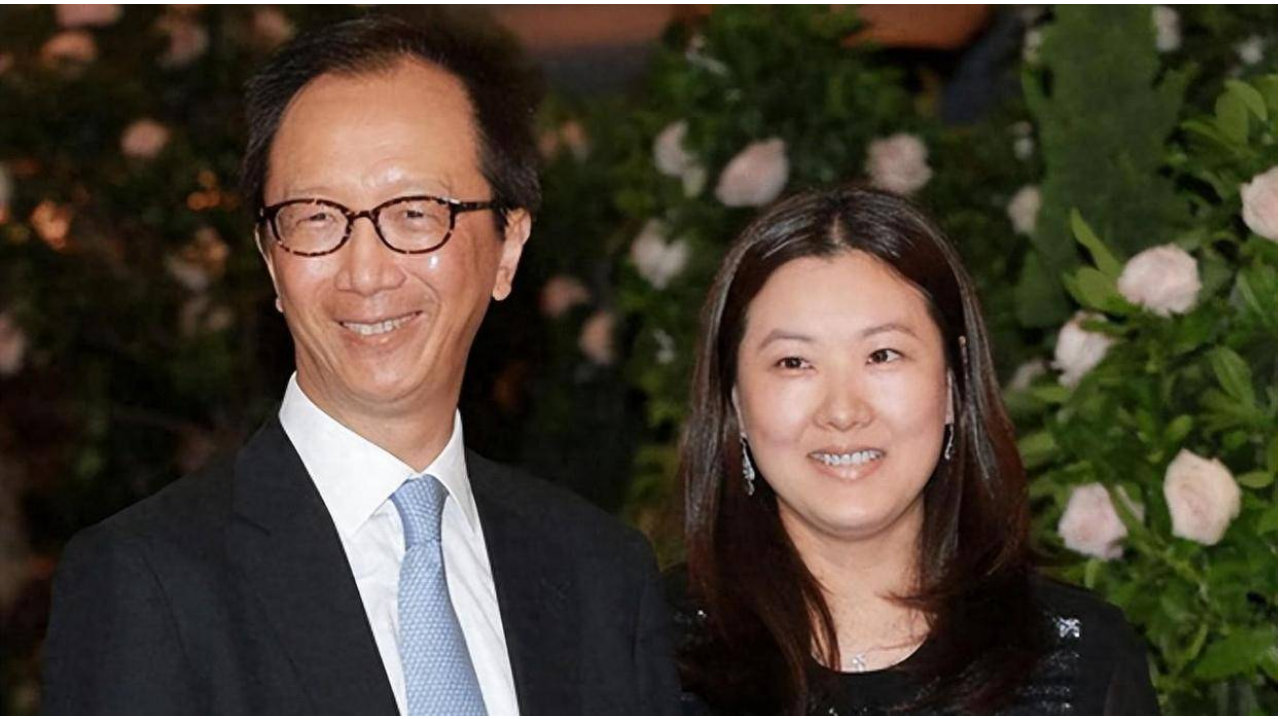 恩爱23年抵不过现实！47岁伏明霞仍美丽动人，73岁梁锦松却苍老憔悴