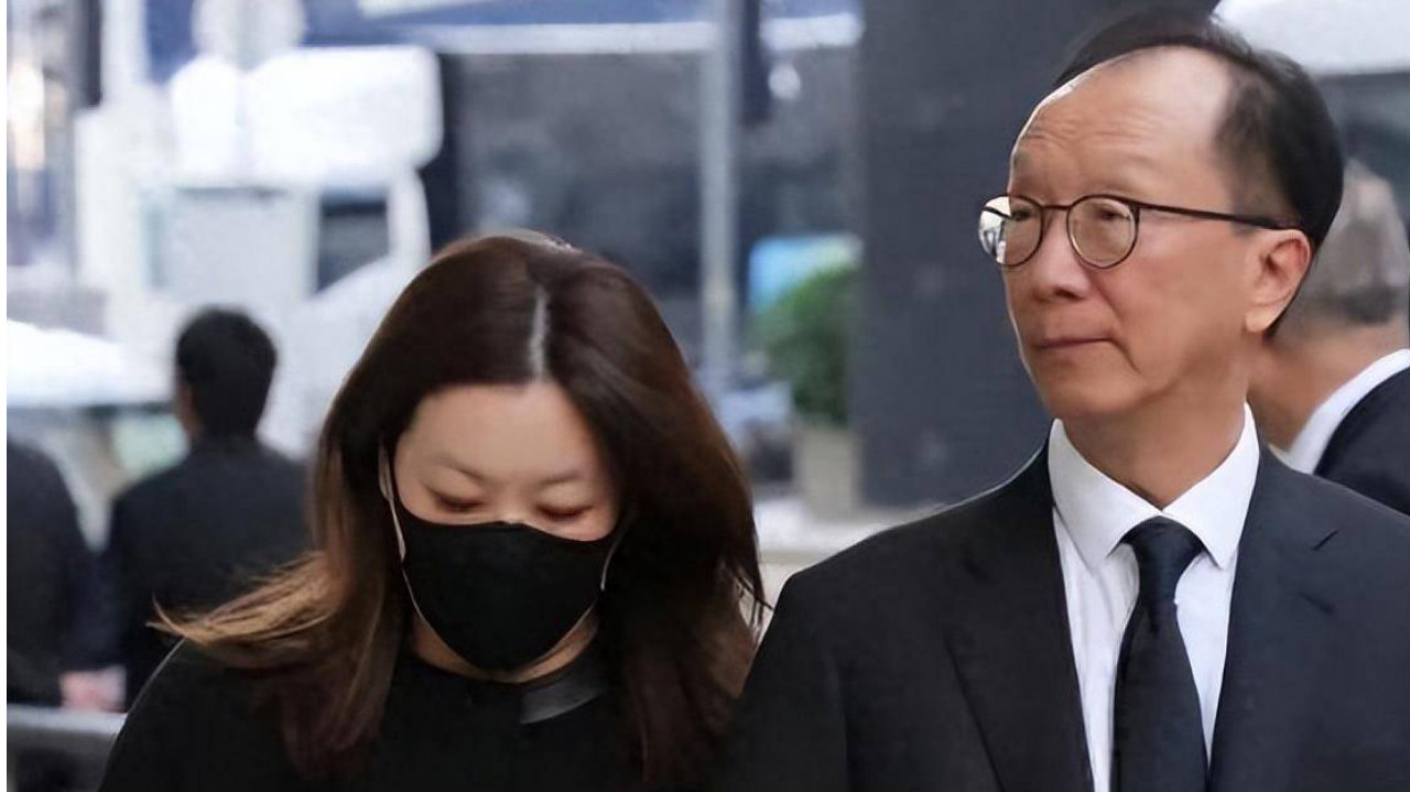 恩爱23年，老少恋的残酷事实，在伏明霞梁锦松身上展现得淋漓尽致