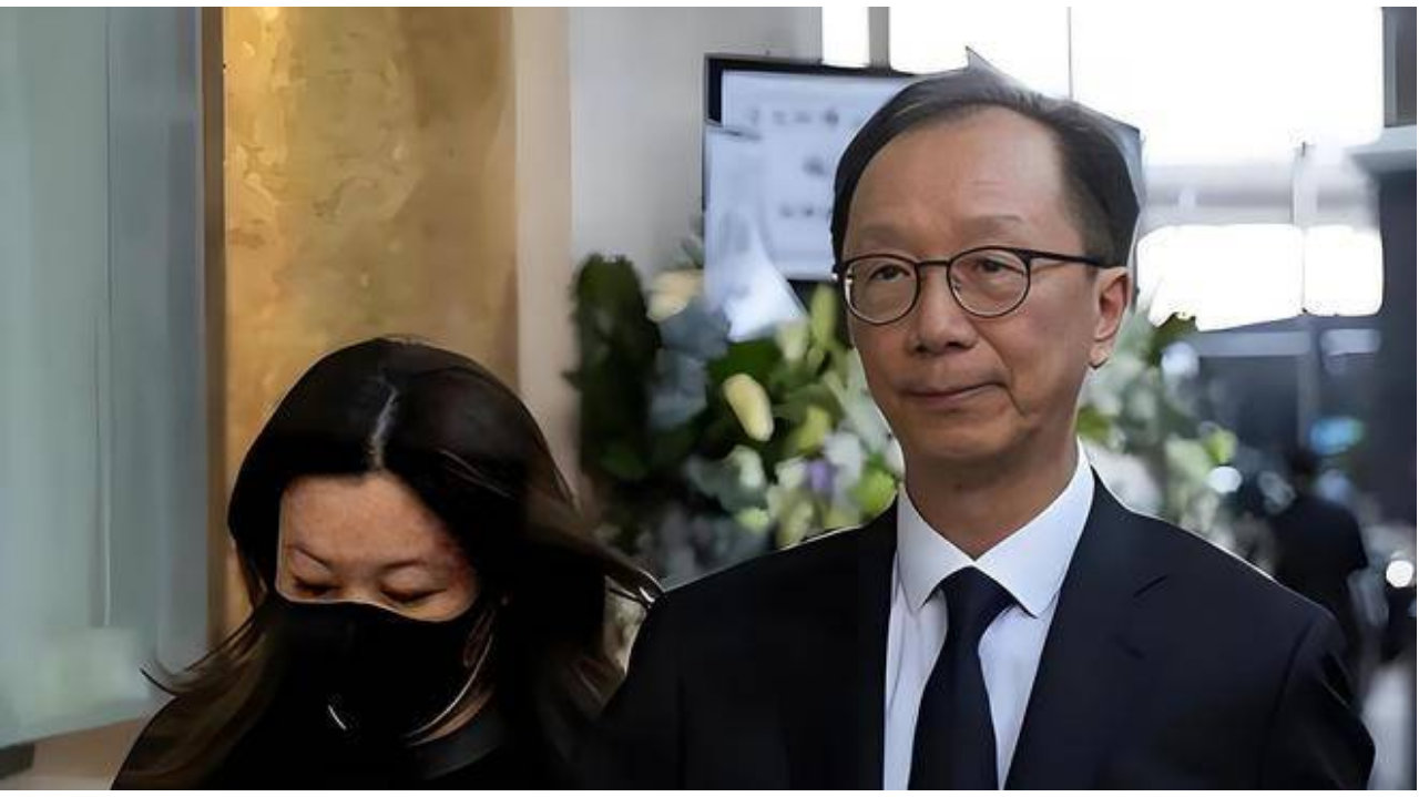 恩爱23年敌不过现实，73岁梁锦松衰老明显，47岁伏明霞仍闭月羞花