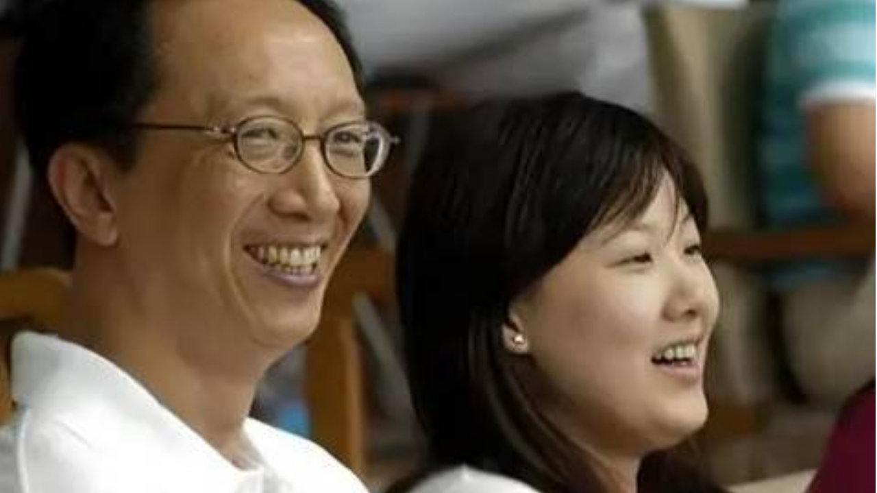 恩爱23年难敌现实！73岁梁锦松衰老明显，47岁伏明霞仍美丽动人