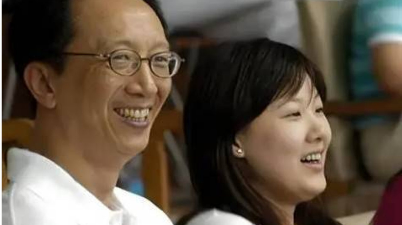 恩爱23年难敌现实！73岁梁锦松明显衰老，47岁伏明霞仍貌美如花