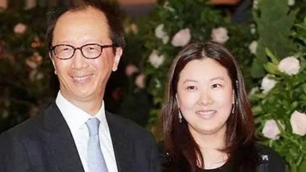 伏明霞：24岁嫁50岁富豪，如今丈夫年过七十，她真的快乐吗？