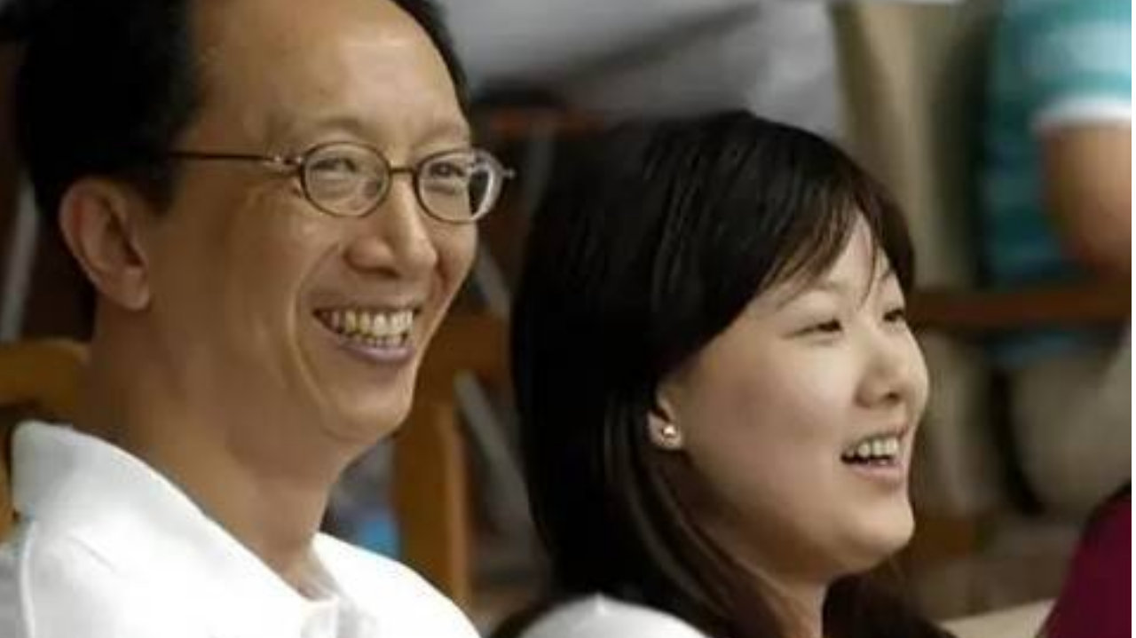 恩爱24年逃不过现实！74岁梁锦松明显衰老，48岁伏明霞依旧貌美