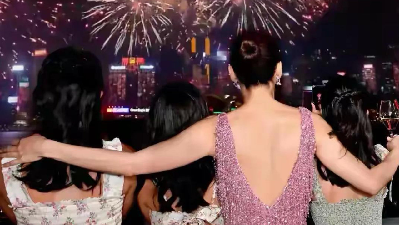 54岁黎姿澳门带女儿看演出！母女牵手如闺蜜，女儿高挑苗条快赶上妈妈