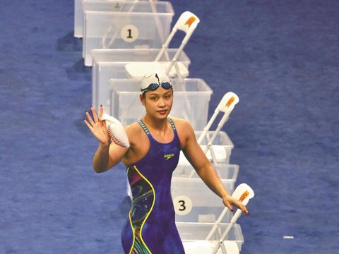 女子50米蝶泳
余依婷获得铜牌