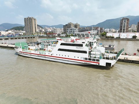 这艘新型绿色客渡船
下月初投运