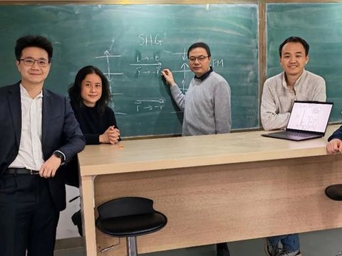 复旦教授团队15年造一双“中国眼睛”,看清二维世界里的光 复旦教授团队15年造一双“中国眼睛”,看清二维世界里的光