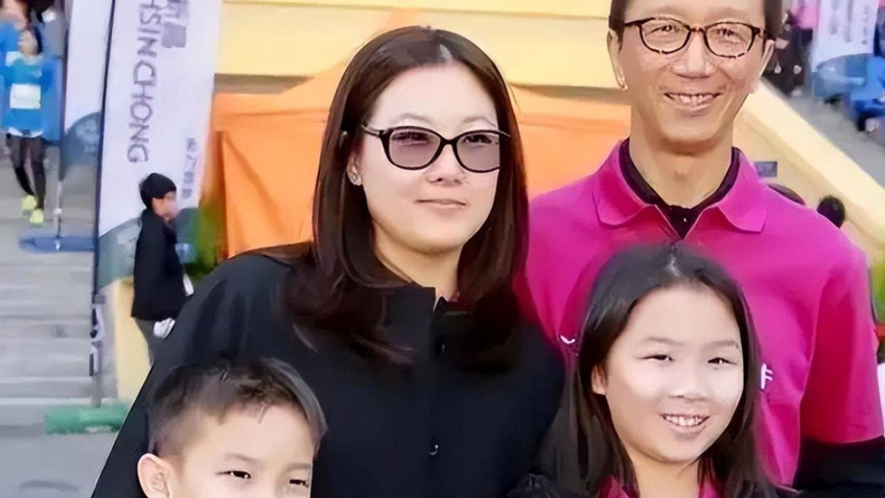 恩爱23年逃不过现实！73岁梁锦松已衰老，47岁伏明霞依旧美艳如花