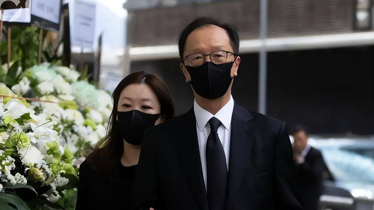 恩爱23年抵不过现实！47岁伏明霞嫩如少女，73岁梁锦松已衰老憔悴