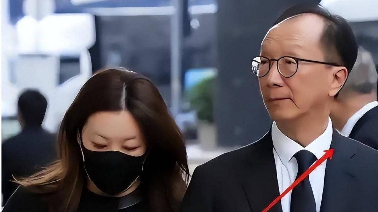 恩爱23年，老少恋的残酷真相，在伏明霞梁锦松身上展现得淋漓尽致