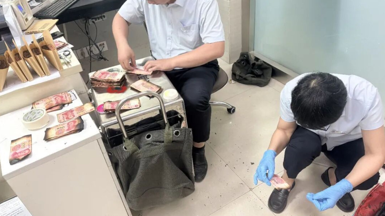 年迈夫妇家中起火,20多万元现金被烧成“黑炭”! 年迈夫妇家中起火,20多万元现金被烧成“黑炭”!