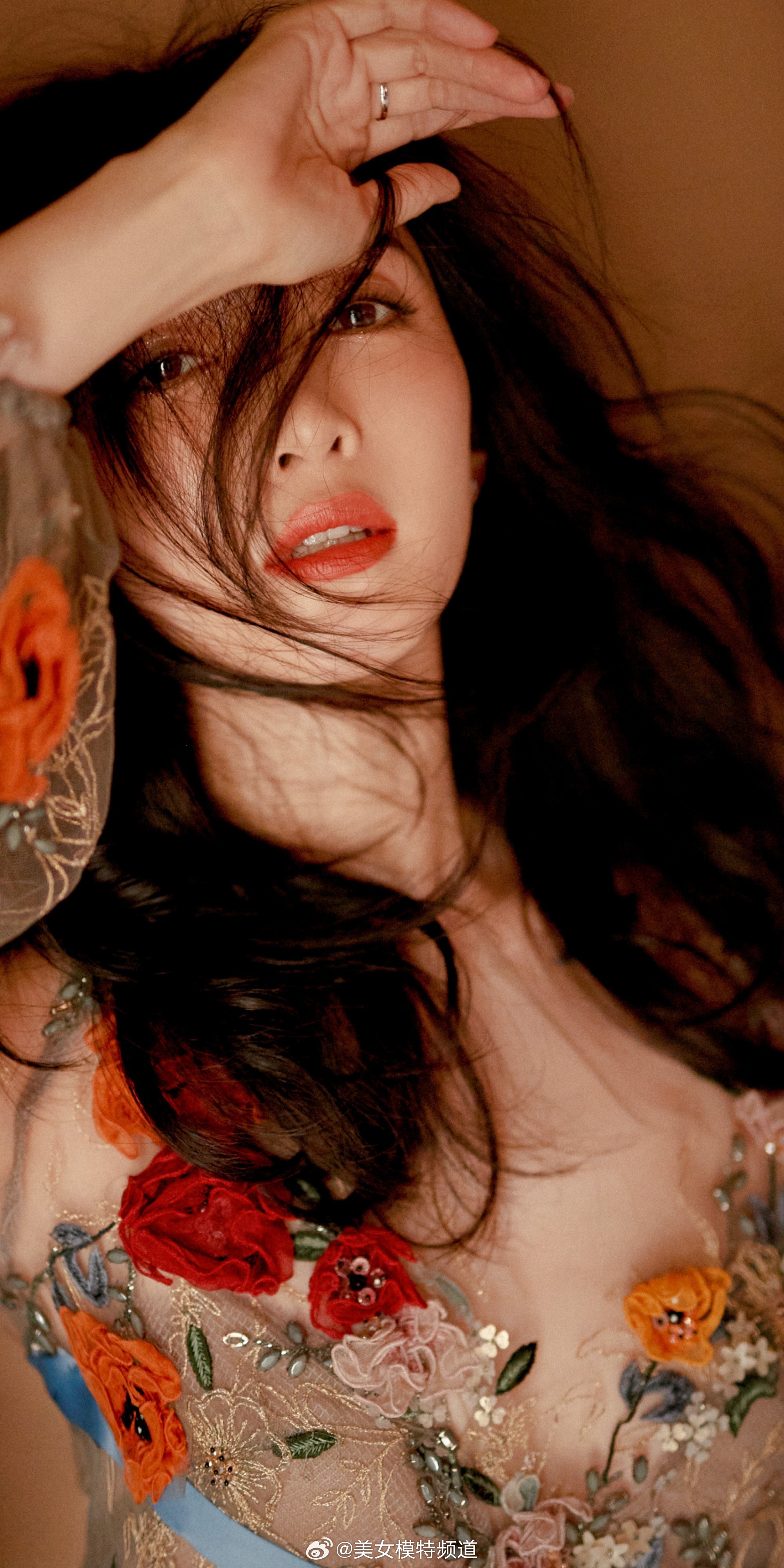 江疏影蕾丝花裙