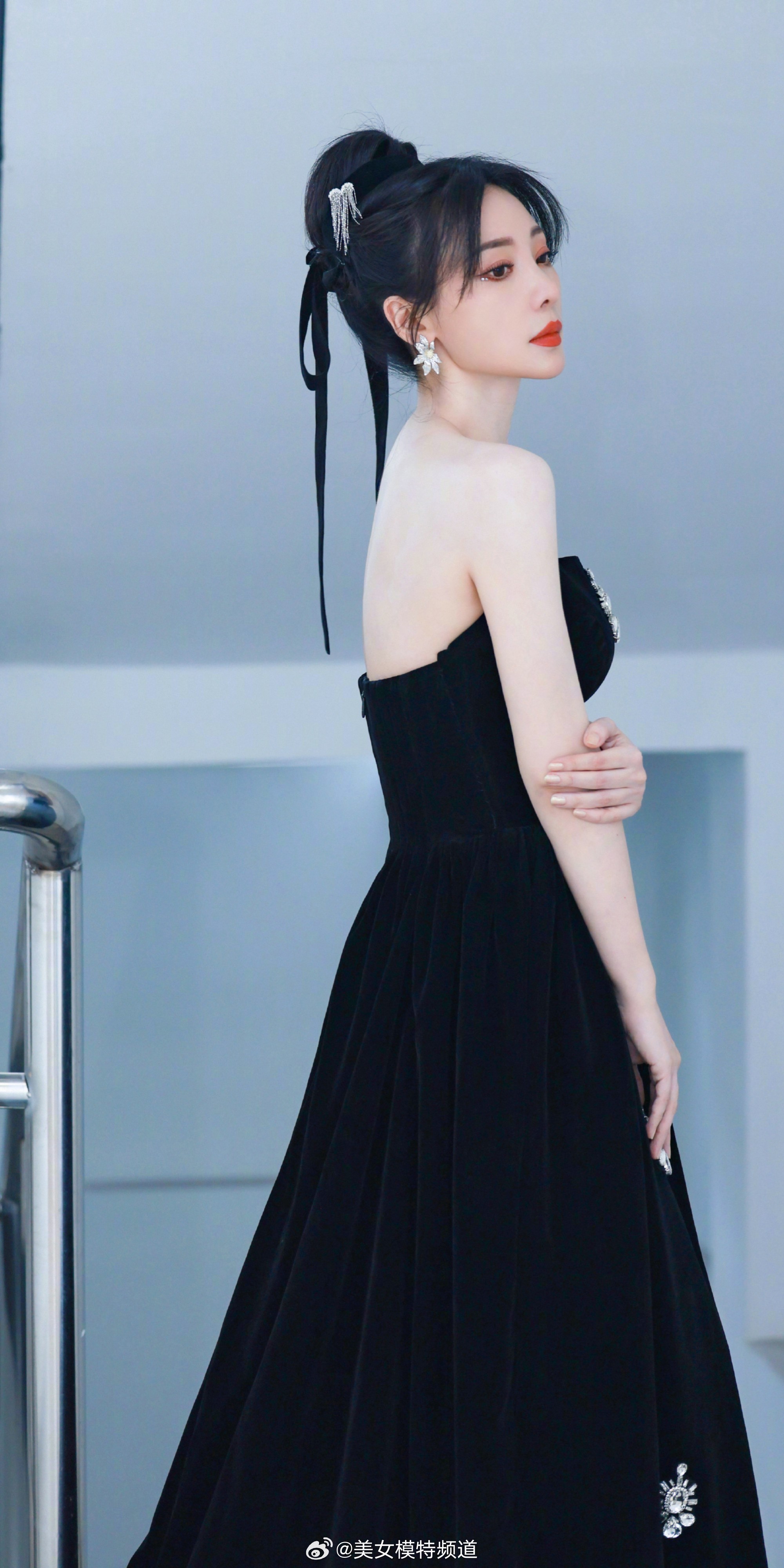 柳岩黑色抹胸写真