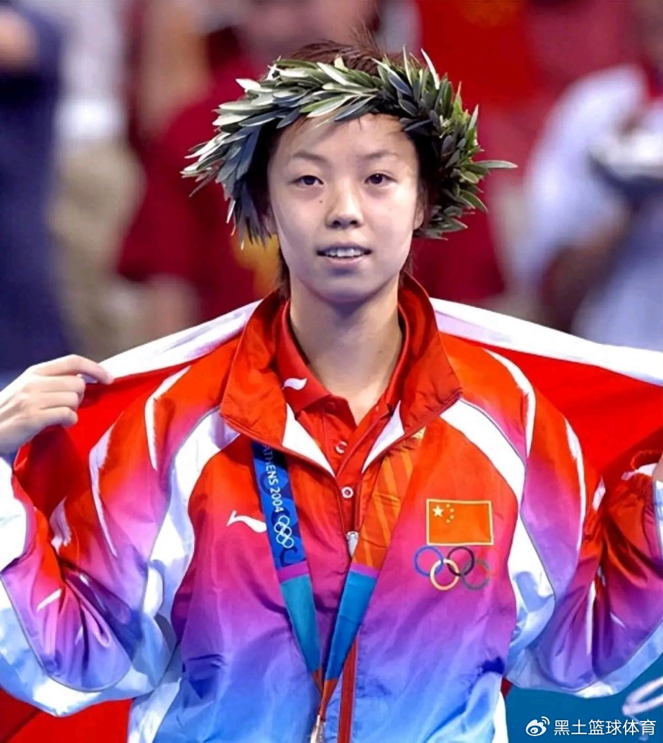 44岁张怡宁罕见亮相！梳大背头+穿衬衫打领带，网友：大魔王变老公