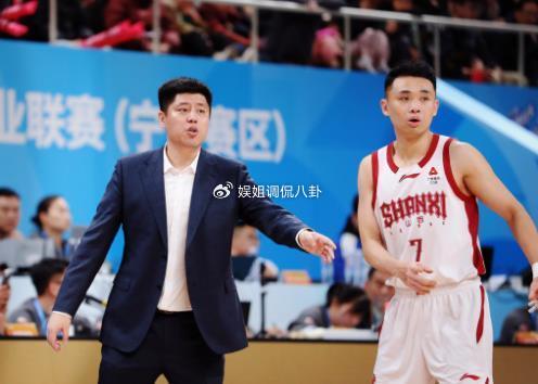 山西队本赛季7胜7负排名第11，主要是因为这两人离队