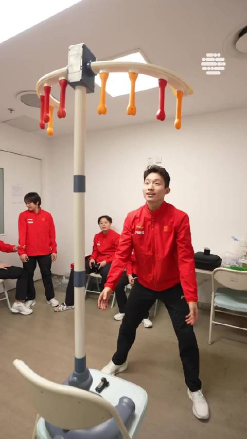 跳水奥运冠军挑战反应力游戏，全程高能＋爆笑不断！