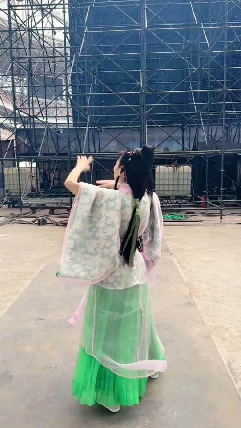 再不拦着，小青就冲到观众席了，见到大家好亲切啊！