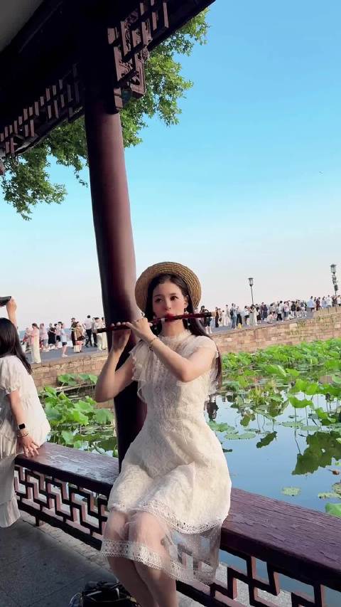 西湖笛声引共鸣，新白娘子传奇30年演唱会启幕