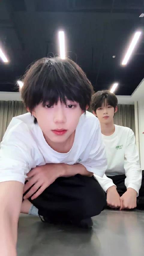 心动指令已接收！手势舞执行中官俊臣、陈奕恒