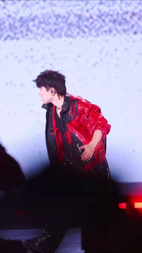 任脚下的 众神 为我铺成一条英雄路