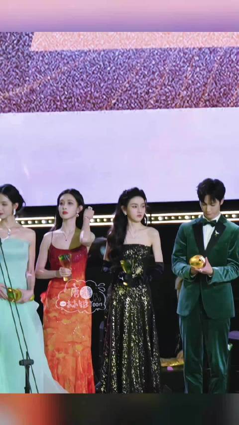 当宋祖儿发现自己站在了孟子义李昀锐中间……孟姐回头一看，小林咋在这了