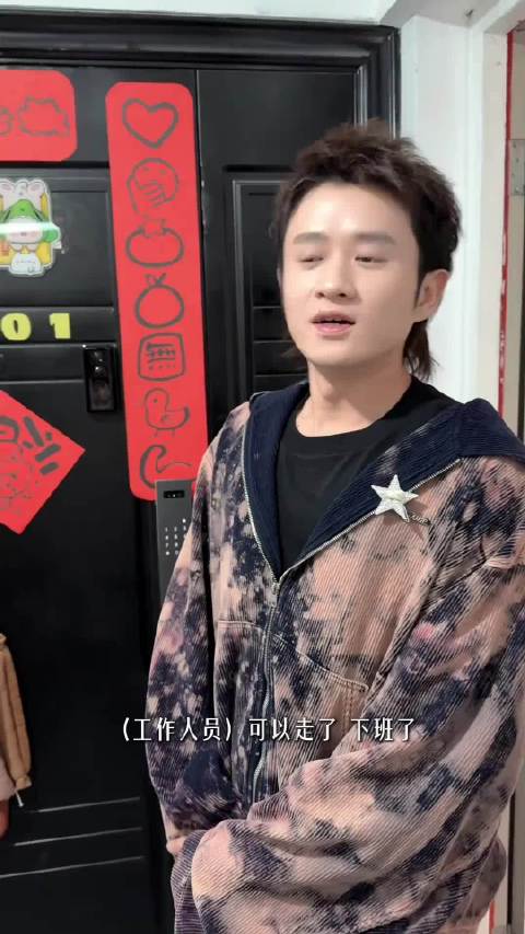 在这里强烈谴责某些不请自来、贸然闯入、无端造访的工作室人类