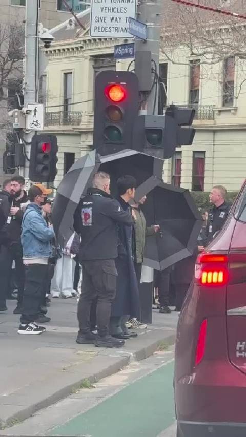 这身披风帅呆了，哥要代言vivo，拍广告中