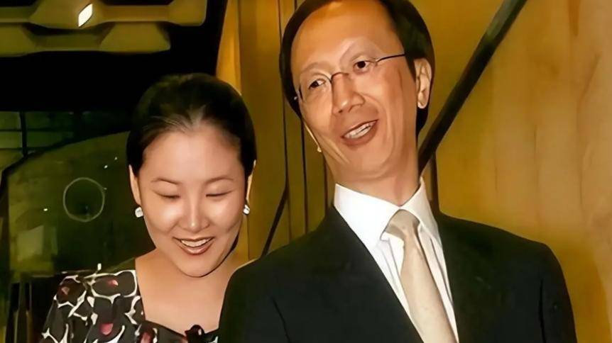 恩爱23年难敌残酷现实！73岁梁锦松衰老萎缩，47岁伏明霞依旧艳丽动人