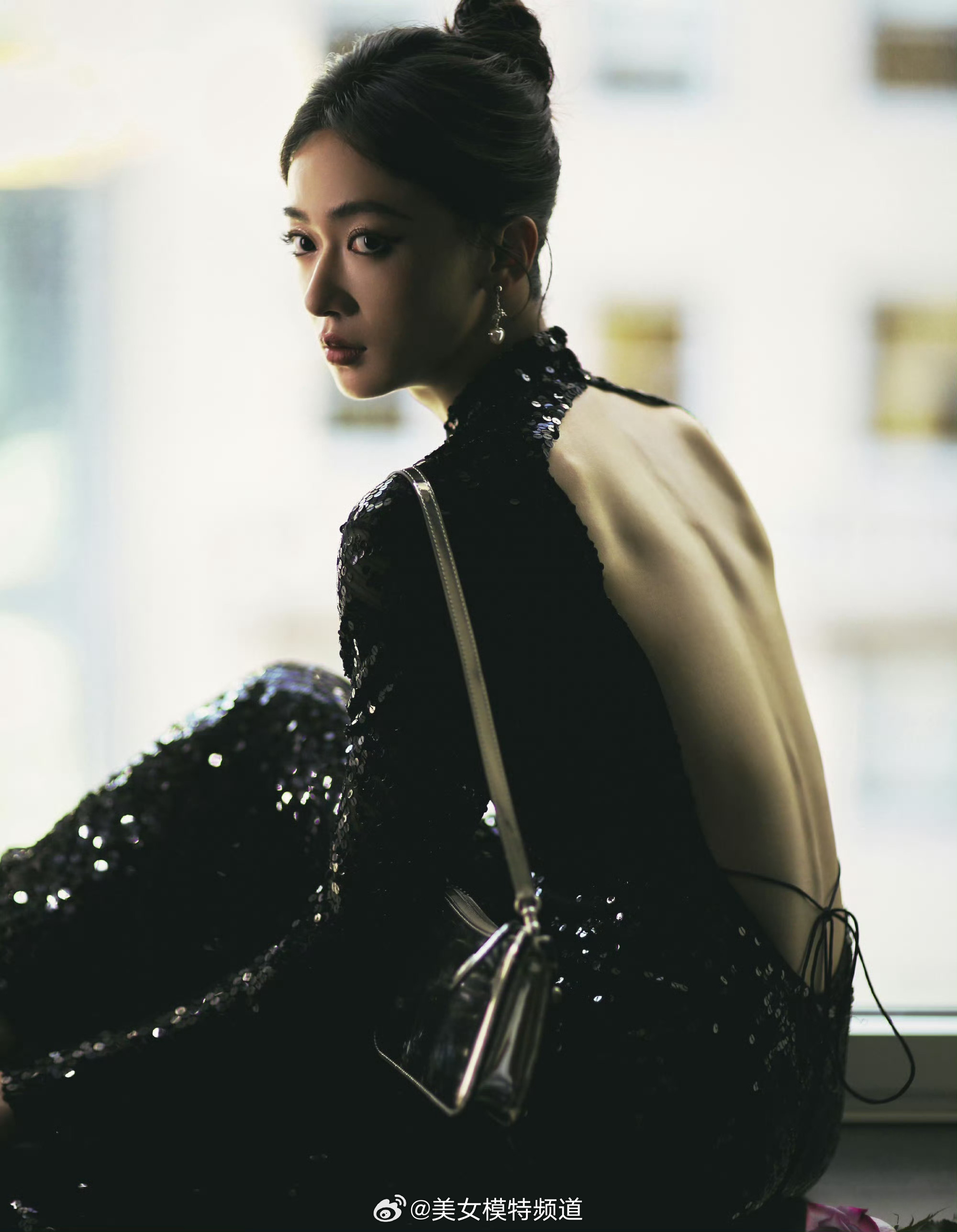 吴谨言黑色优雅美背