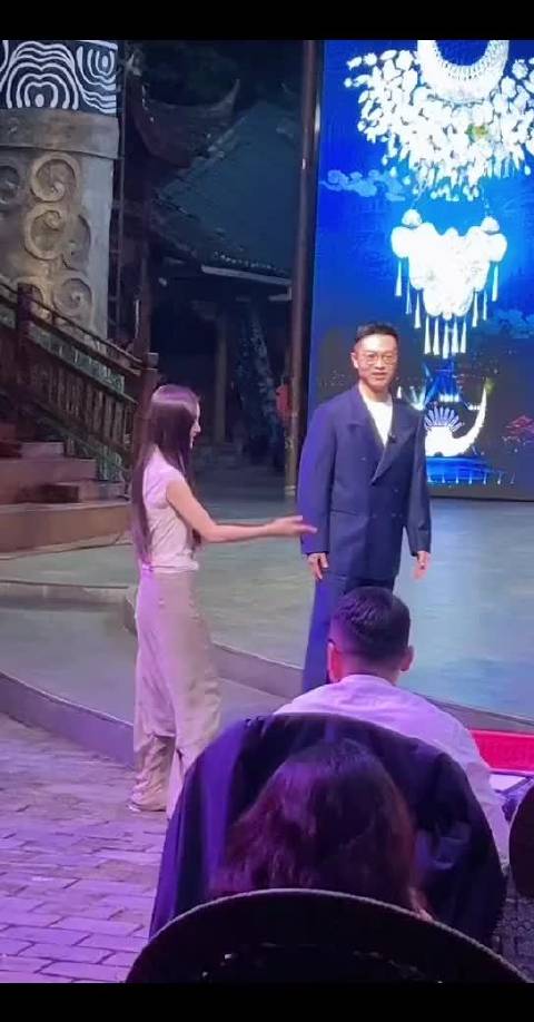 baby来西江千户苗寨啦！超美的！