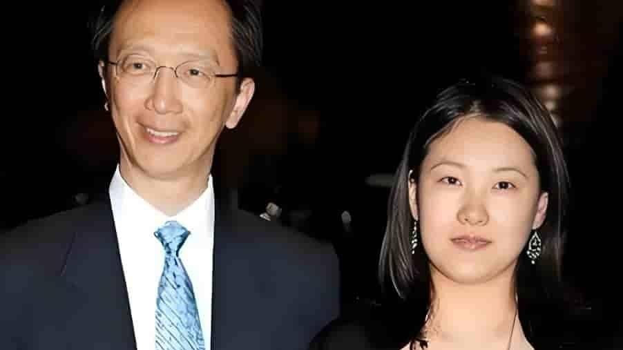 恩爱23年敌不过现实！73岁梁锦松开始衰老，47岁伏明霞依旧艳丽如花