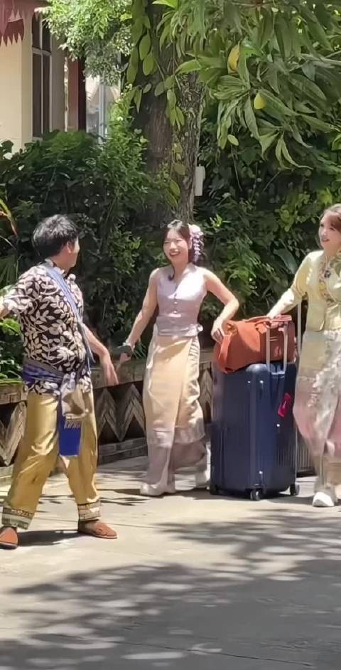 傣朋友们进村啦
