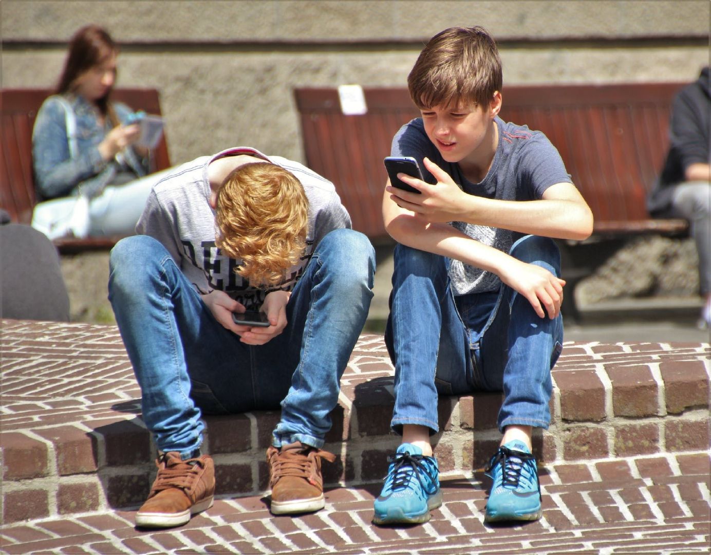 从小“禁止玩手机”和“常玩手机”的孩子，长大后差距太明显！
