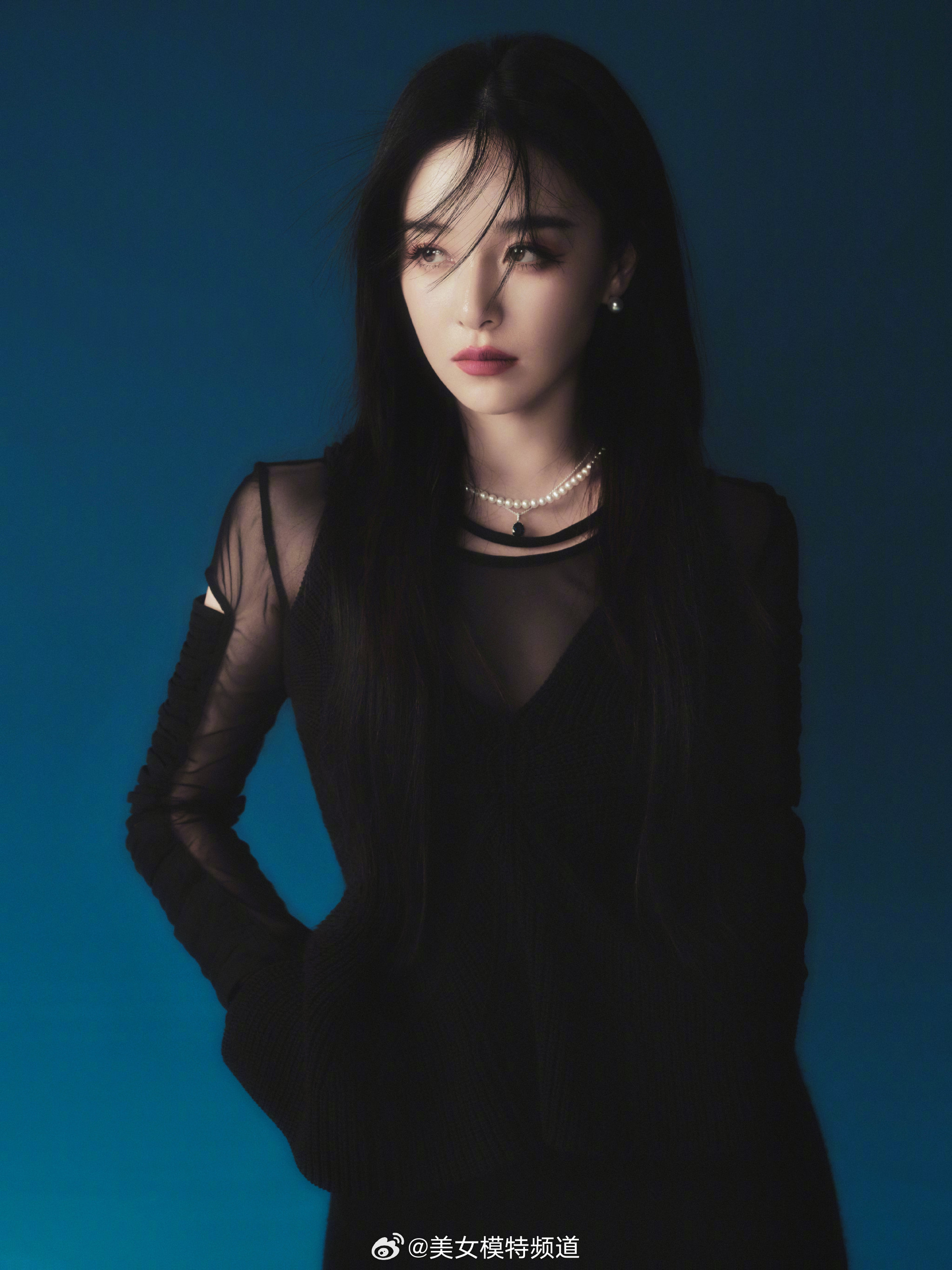 阚清子黑色氛围感