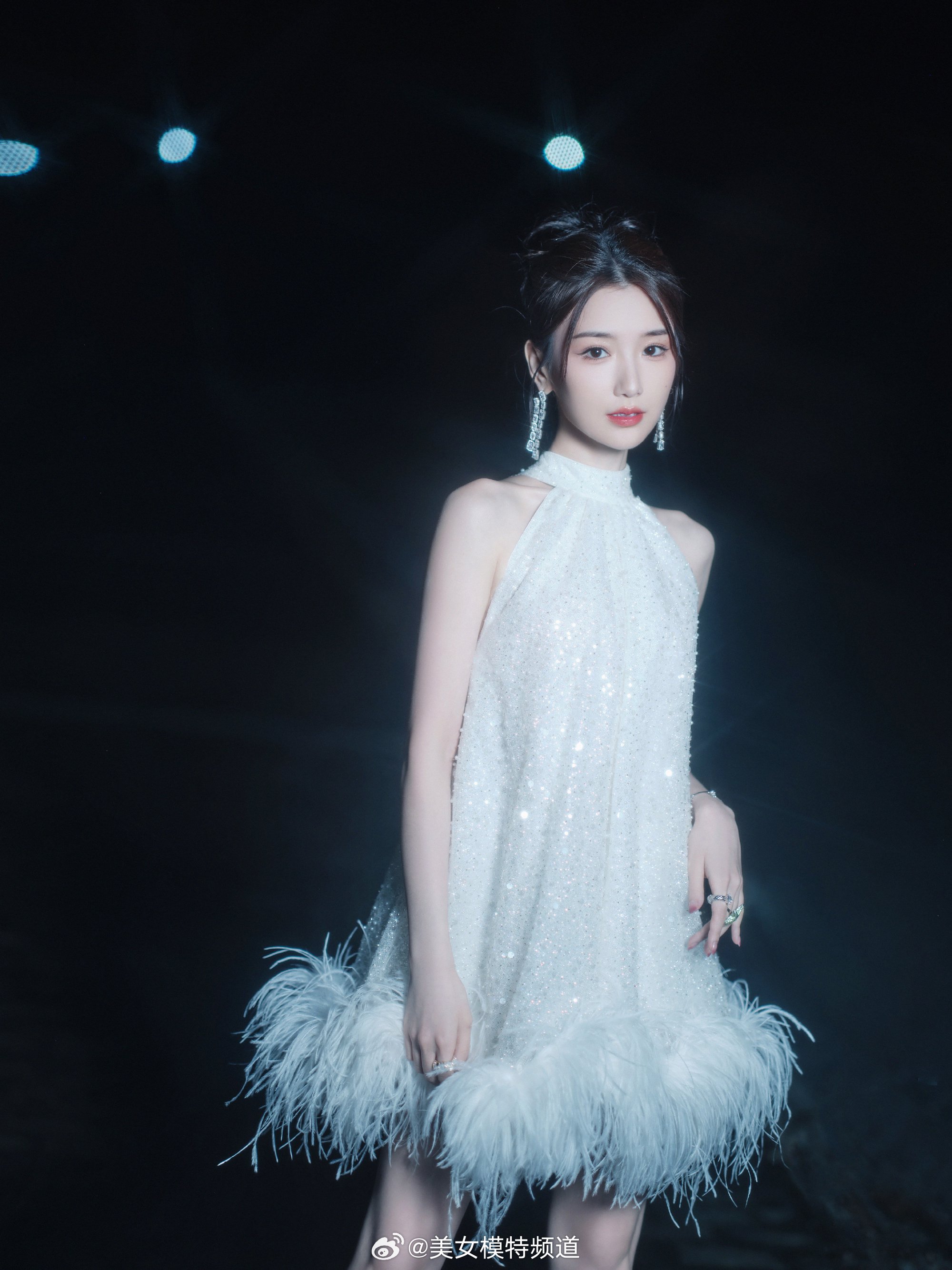 毛晓彤羽毛裙仙气灵动是怦然心动