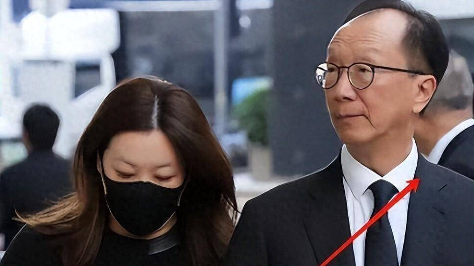 恩爱23年抵不过残酷现实！73岁梁锦松苍老明显，47岁伏明霞仍美丽如花