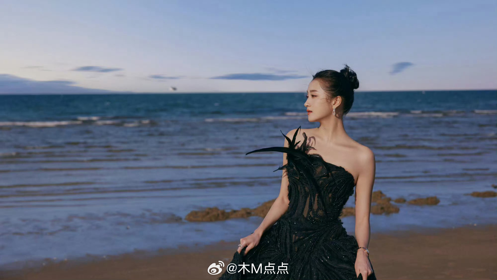 黑天鹅关晓彤，不仅一直深受主流颁奖礼的青睐，还是95高定女王！
