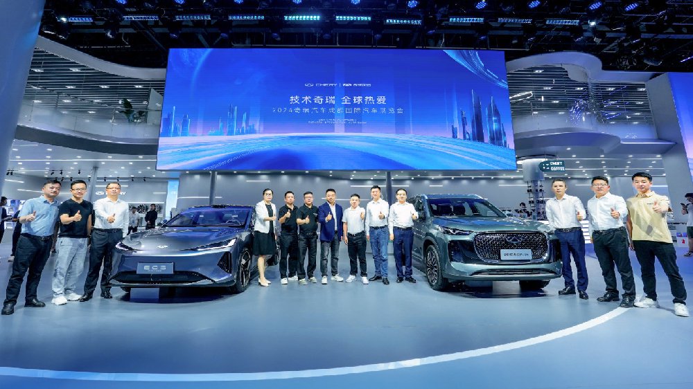 成都车展成“秀场”，奇瑞油电天团亮相，风云E05全球首秀