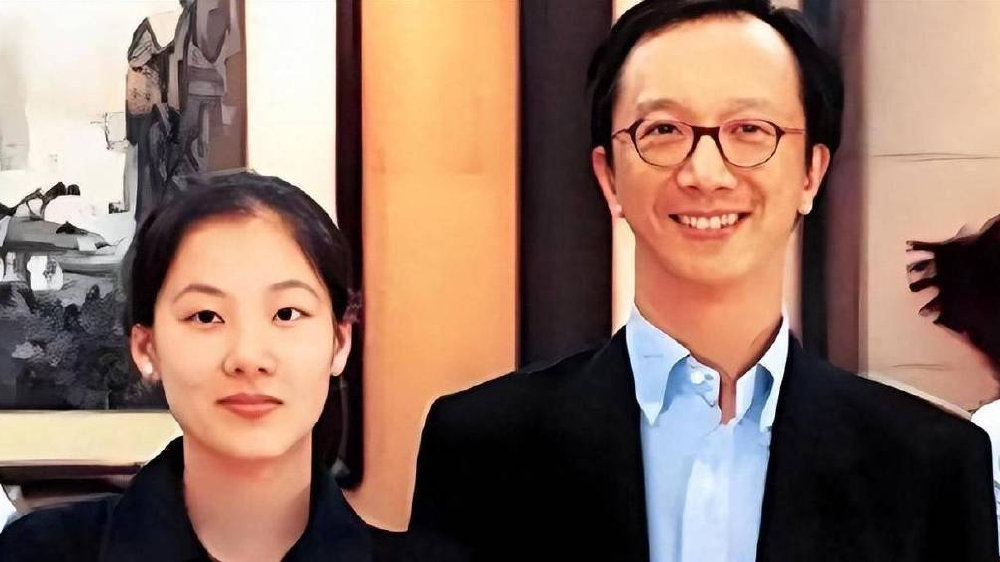 47岁伏明霞现状曝光，73岁丈夫渐老孩子未长大，嫁百亿富翁后悔吗？