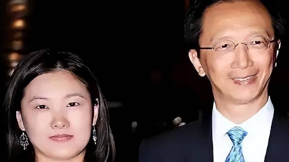 恩爱23年逃不过现实！73岁梁锦松逐渐衰老，47岁伏明霞依旧娇美