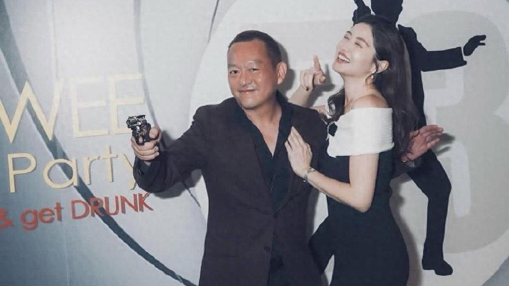 四十岁港姐为富商夫庆生，移民受挫仍荣华，丈夫计划投身电影行业