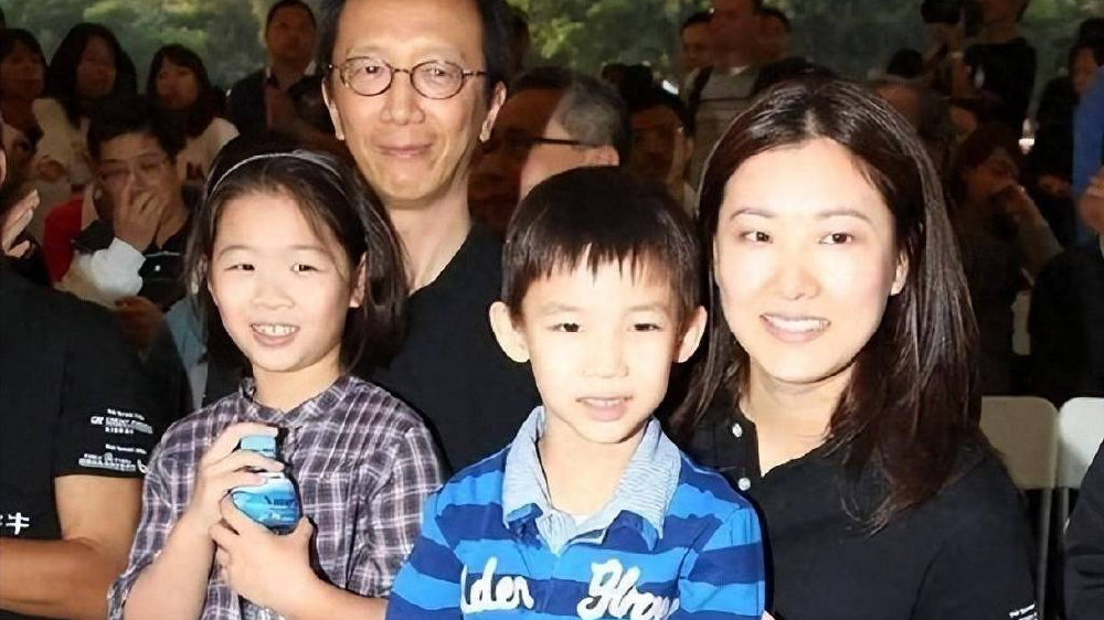 恩爱23年敌不过残酷现实！73岁梁锦松衰老，47岁伏明霞依然美貌动人