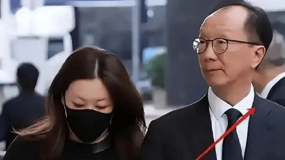 恩爱23年架不住残酷现实，73岁梁锦松衰老憔悴，47岁伏明霞仍艳丽如花