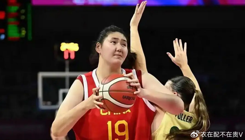 女篮赢球后张子宇被对手“围堵”！全找她索要合影：宫鲁鸣看懵了