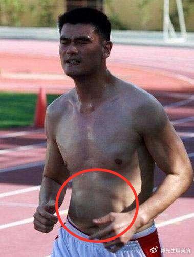 周琦的腹肌，易建联的腹肌，姚明的腹肌，没有对比就没有伤害